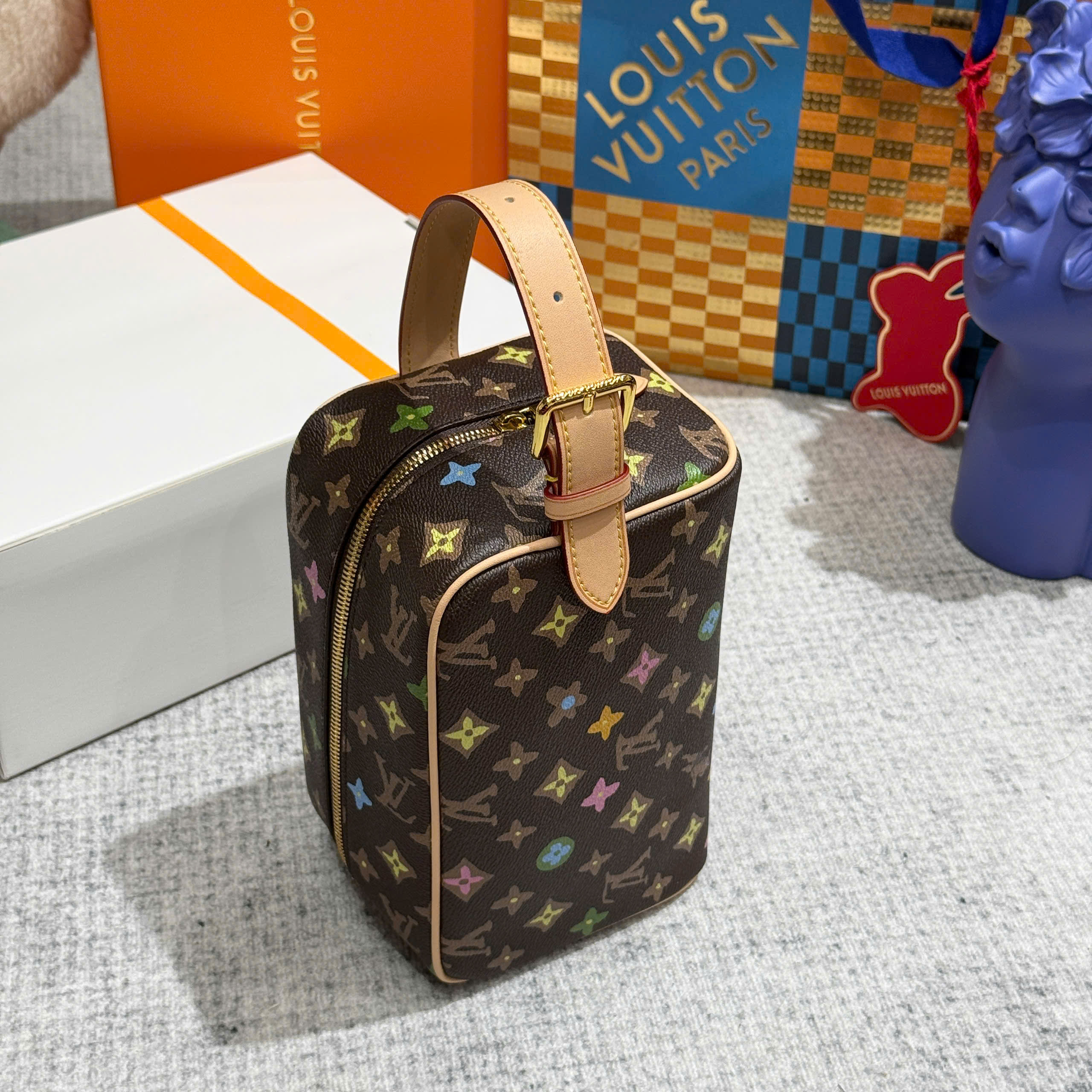 Túi Clutch cầm tay Louis Vuitton LV Nâu họa tiết hoa vân logo LV màu sắc size 23x13x12cm Like Auth on web fullbox bill thẻ PLD